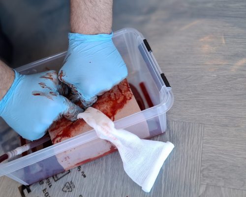 250512 foto PG safety, utbildning i stoppa blödningen (10) övning i att packa sår