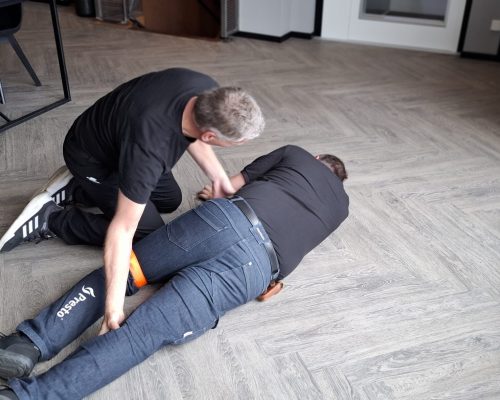 250512 foto PG safety, utbildning i stoppa blödningen (15) övning i stabilt sidoläge